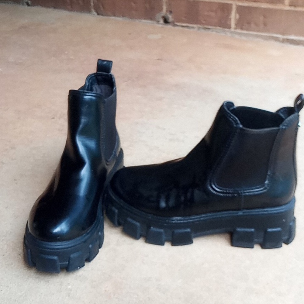 Size 6 circus by Sam edelman black boot never been worn